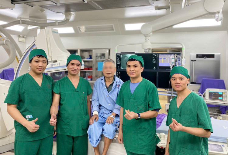 Ông Ch. (81 tuổi) bị rung thất, ngừng tim do nhồi máu cơ tim cấp được cấp cứu, can thiệp hồi phục tốt - Ảnh BVCC