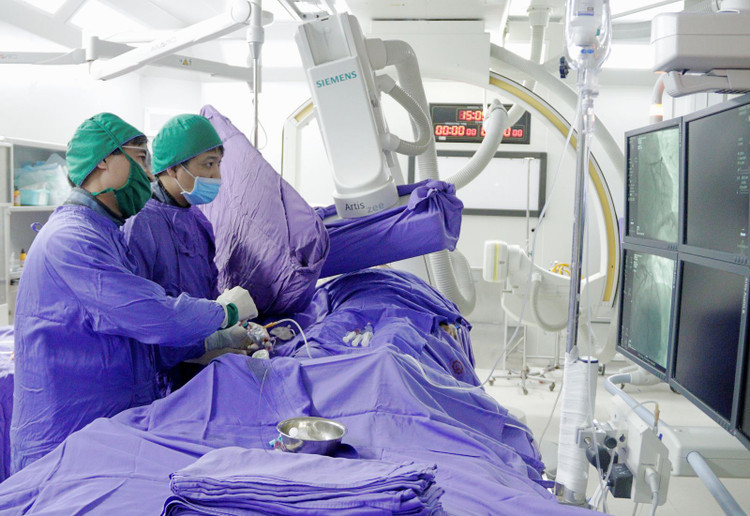 Kíp bác sĩ khoa Phẫu thuật và Can thiệp Tim mạch thực hiện can thiệp đặt stent cho bệnh nhân nhồi máu cơ tim cấp - Ảnh BVCC