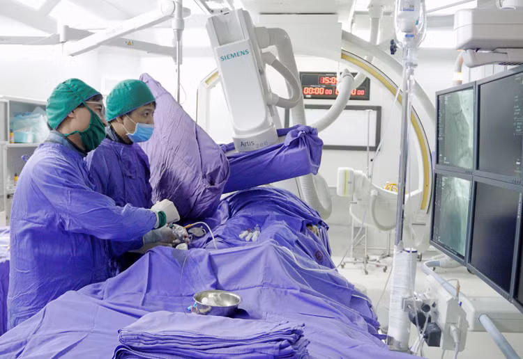 Kíp bác sĩ khoa Phẫu thuật và Can thiệp Tim mạch thực hiện can thiệp đặt stent cho bệnh nhân nhồi máu cơ tim cấp - Ảnh BVCC