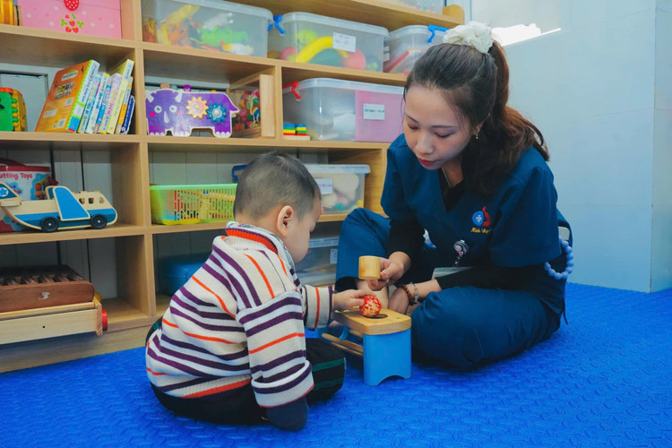 Các bậc phụ huynh đóng vai trò rất quan trọng, đồng hành xuyên suốt quá trình can thiệp của trẻ - Ảnh minh họa