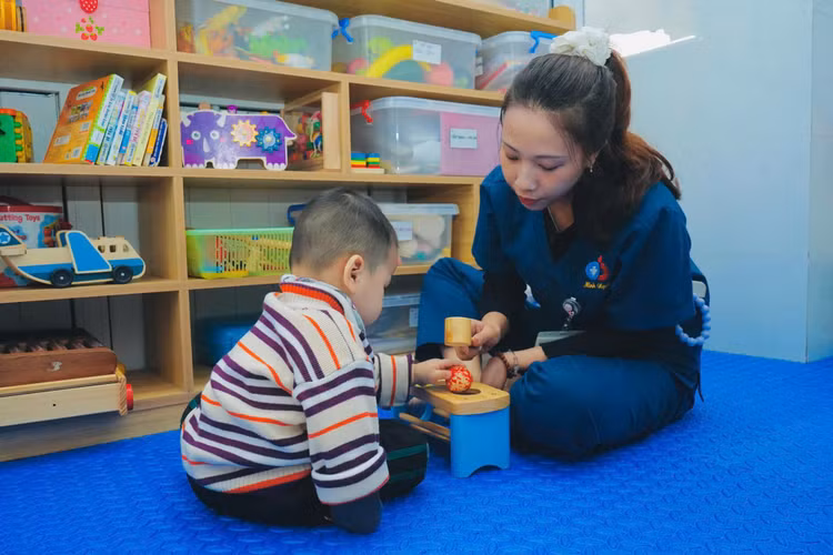 Các bậc phụ huynh đóng vai trò rất quan trọng, đồng hành xuyên suốt quá trình can thiệp của trẻ - Ảnh minh họa