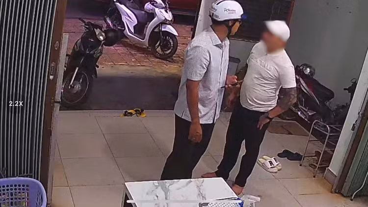 Đối tượng T. (bên phải) đã bị cơ quan Công an triệu tập. Ảnh: CTV