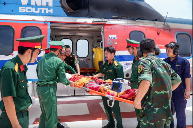 Sáng ngày 4/6, bệnh nhân được Tổ Cấp cứu đường không, Bệnh viện Quân y 175 ra đón bằng máy bay và vận chuyển về đất liền điều trị. - Ảnh BVCC