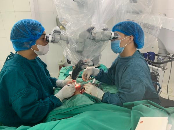 Các bác sĩ phẫu thuật cho bệnh nhân - Ảnh BVCC