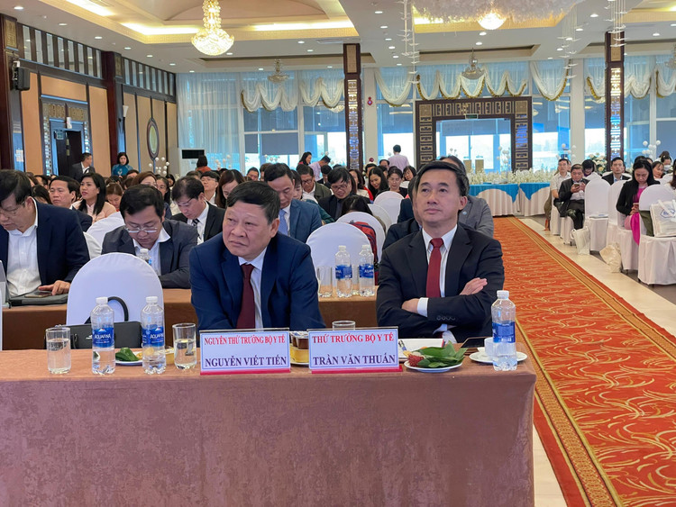 Thứ trưởng Bộ Y tế Trần Văn Thuấn tại Hội nghị