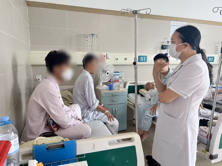 Bác sĩ của Trung tâm Hô hấp, Bệnh viện Bạch Mai đang thăm khám và tư vấn cho bệnh nhân về tác hại của thuốc lá điện tử với sức khỏe