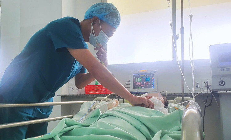 Người phụ nữ bị chó cắn đang được theo dõi sát ở bệnh viện - Ảnh BVCC