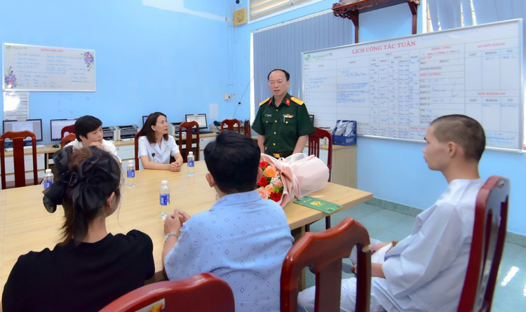 Đại tá Nguyễn Văn Tuấn – Chủ nhiệm Chính trị Bệnh viện Quân y 175 – đã động viên tinh thần, trao giấy ra viện cho bệnh nhân. Đồng thời, gửi lời chúc sức khỏe, mong muốn bệnh nhân luôn sống vui, sớm bình phục - Ảnh BVCC