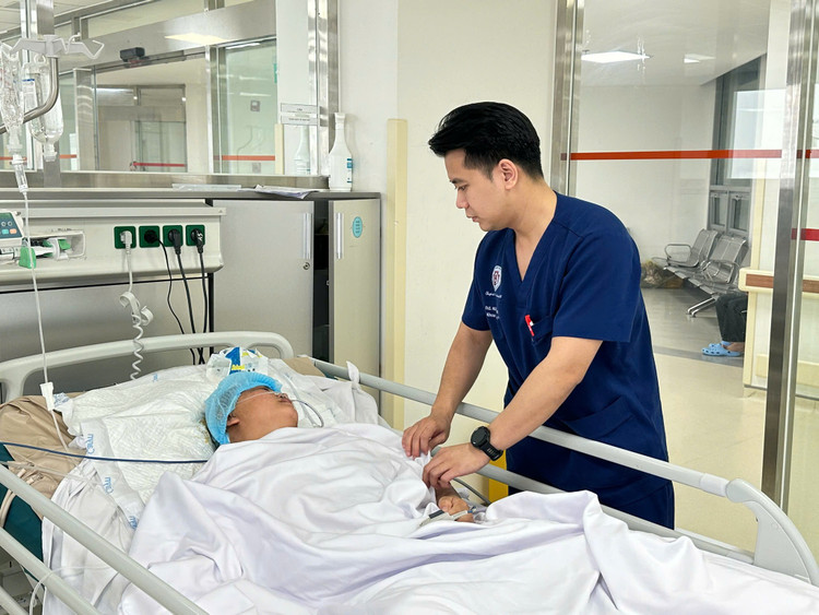 Thăm khám cho bệnh nhân đột quỵ não do thuốc tránh thai - Ảnh BVCC