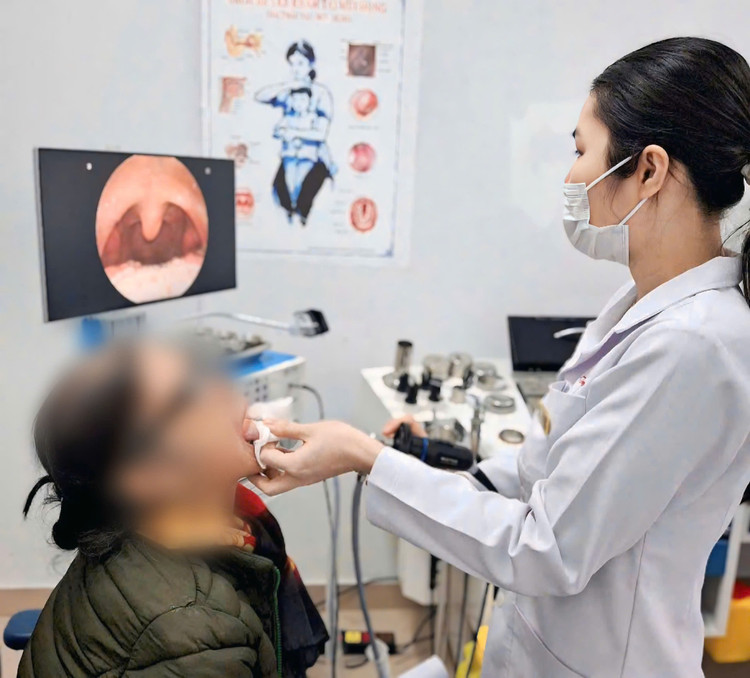 Nội soi gắp dị vật cho bệnh nhân - Ảnh BVCC