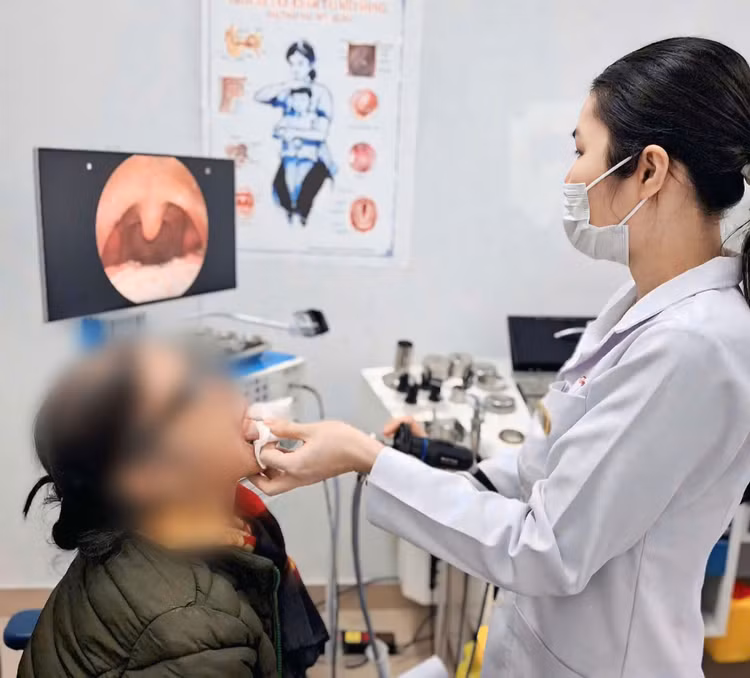 Nội soi gắp dị vật cho bệnh nhân - Ảnh BVCC