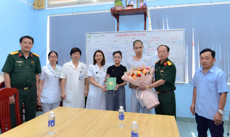 Bệnh viện Quân y 175 trao giấy ra viện cho bệnh nhân - Ảnh BVCC
