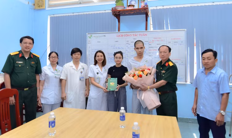 Bệnh viện Quân y 175 trao giấy ra viện cho bệnh nhân - Ảnh BVCC