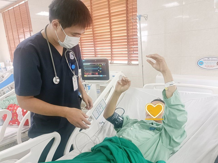 Bác sĩ chăm sóc bệnh nhân đột quỵ tại Bệnh viện Đa khoa Phú Thọ