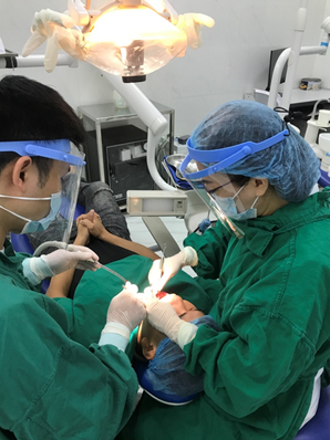 Bác sĩ khám và điều trị cho bệnh nhân tại Bệnh viện Răng Hàm Mặt Trung ương.