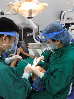 Bác sĩ khám và điều trị cho bệnh nhân tại Bệnh viện Răng Hàm Mặt Trung ương.