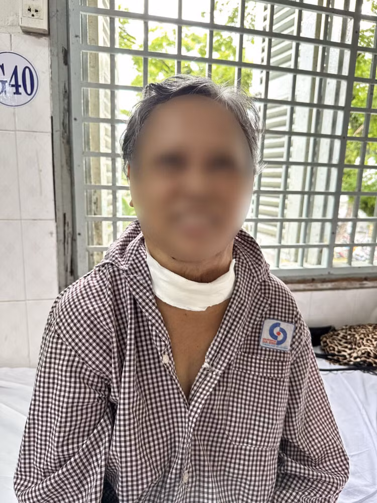 Bệnh nhân có khối u tuyến giáp khổng lồ được phẫu thuật