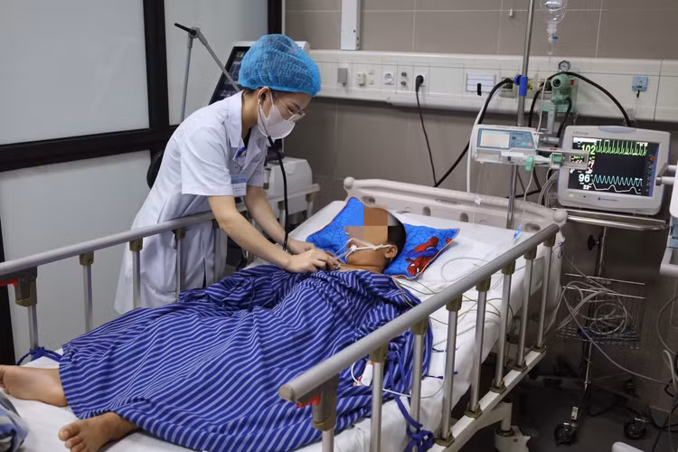 Bác sĩ khoa Ngoại Tiêu hoá BVĐK thăm khám cho bệnh nhân sau dẫn lưu ổ áp xe gan