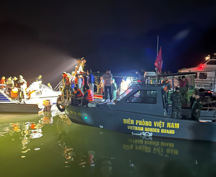 Các lực lượng chức năng tìm kiếm suốt đêm. Ảnh: BĐBD Hải Phòng