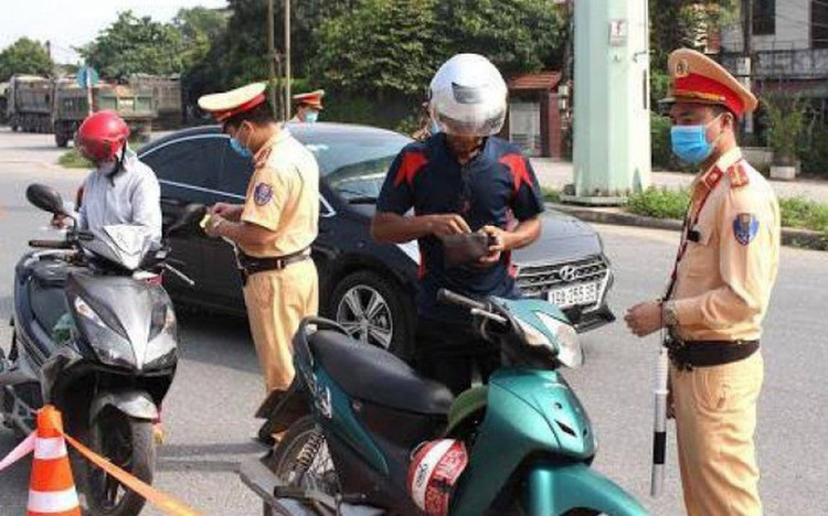 Nâng mức phạt xe máy vượt đèn đỏ... lên 4-6 triệu đồng từ 1/1/2025 - Ảnh minh họa