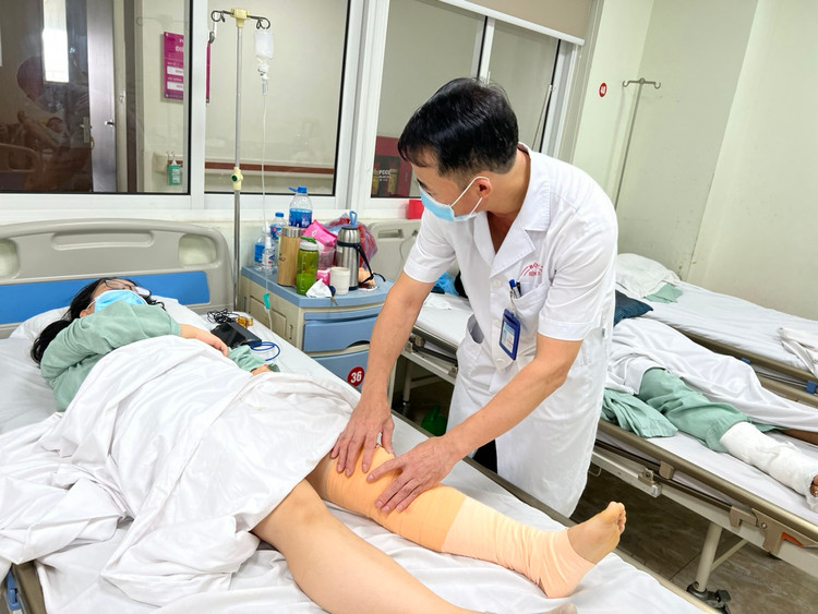 BSCKII Kiều Quốc Hiền thăm khám cho bệnh nhân