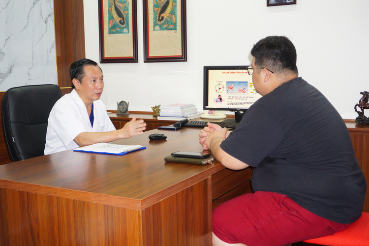 PGS.TS Nguyễn Anh Tuấn chia sẻ cùng bệnh nhân béo phì