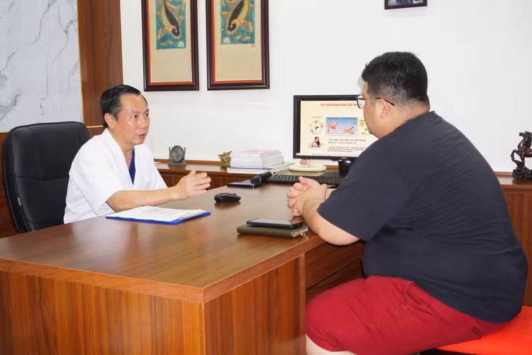 PGS.TS Nguyễn Anh Tuấn chia sẻ cùng bệnh nhân béo phì