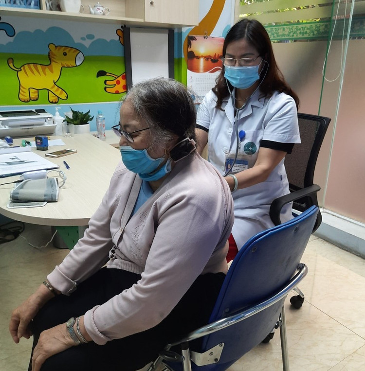 Thăm khám cho bệnh nhân sốt xuất huyết tại Bệnh viện Đa khoa Hà Đông Thăm khám cho bệnh nhân sốt xuất huyết tại Bệnh viện Đa khoa Hà Đông