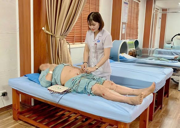 Bác sĩ đang thăm khám cho người bệnh bị tăng men gan sau khi uống nước lá cây trong thời gian dài - Ảnh BVCC