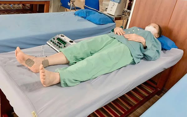 Hình ảnh phương pháp kích thích thần kinh chày trong điều trị bí tiểu sau phẫu thuật - Ảnh BVCC