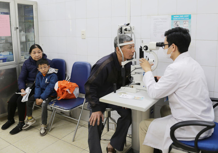 Thăm khám cho bệnh nhân bị glocom tại Bệnh viện Đa khoa tỉnh Quảng Ninh - Ảnh: BVCC