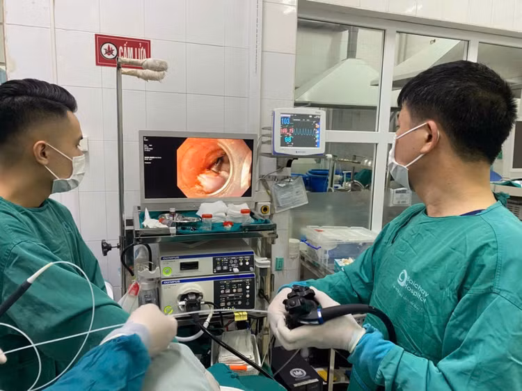 Bác sĩ CKI Nguyễn Quảng Đại, Trưởng khoa Nội tiêu hóa cùng ê-kíp đã tiến hành nội soi cắt bỏ hoàn toàn khối u trực tràng bằng phương pháp cắt tách dưới niêm mạc ESD - Ảnh BVCC Bác sĩ CKI Nguyễn Quảng Đại, Trưởng khoa Nội tiêu hóa cùng ê-kíp đã tiến hành nội soi cắt bỏ hoàn toàn khối u trực tràng bằng phương pháp cắt tách dưới niêm mạc ESD - Ảnh BVCC