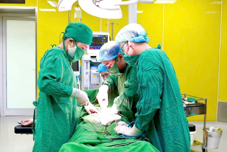 Ca phẫu thuật cho bệnh nhân mang thai ngoài tử cung - Ảnh BVCC
