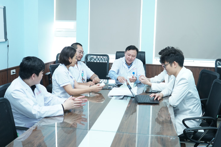 Hội chẩn thay khớp cho bệnh nhân - ảnh BVCC