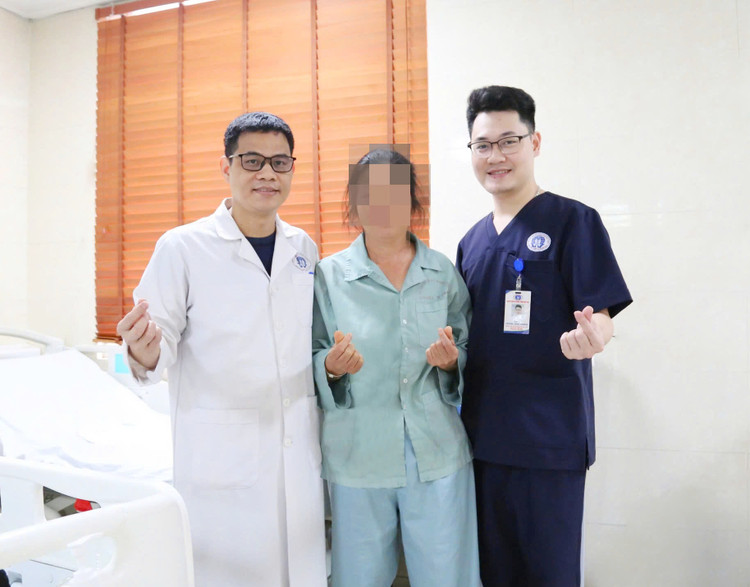 Người bệnh chụp ảnh cùng ê-kíp can thiệp của Trung tâm Đột quỵ - Ảnh BVCC