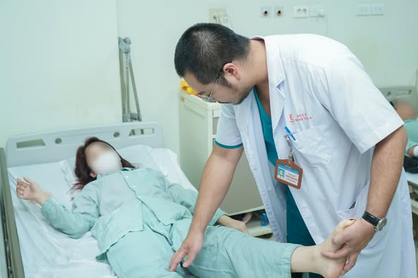 Thăm khám cho bệnh nhân xương hóa đá - Ảnh BVCC