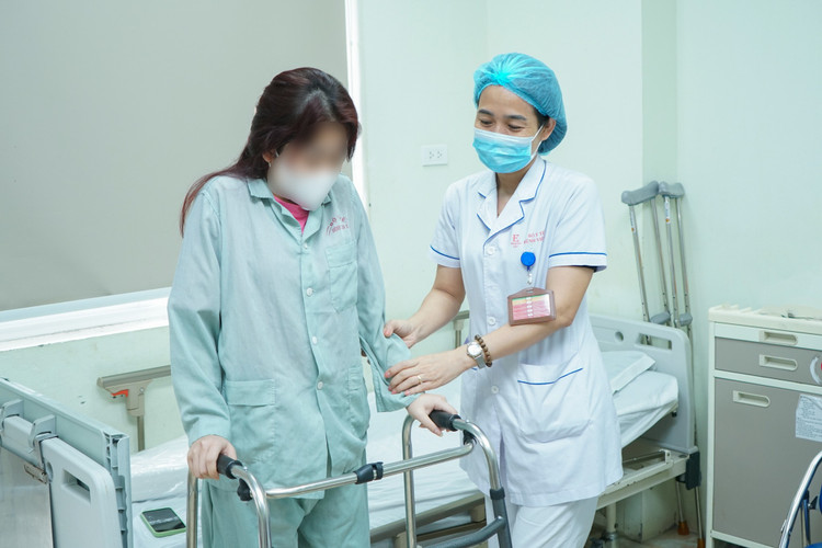 Bệnh nhân tập đi lại sau thay khớp.