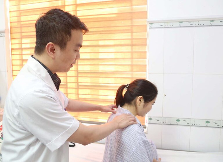 Bác sĩ kiểm tra lại cho người bệnh trước khi xuất viện - Ảnh BVCC