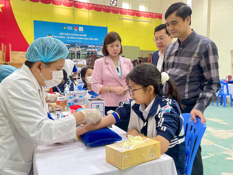 Sáng ngày 26/11, Trung tâm Y tế huyện Thạch Thất phối hợp với Chi cục Dân số Hà Nội, công ty trách nhiệm hữu hạn Medlatec Việt Nam tổ chức xét nghiệm sàng lọc bệnh tan máu bẩm sinh cho 985 học sinh từ lớp 10 đến lớp 12 trường THPT Thạch Thất.