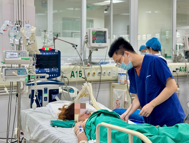 Thăm khám cho bệnh nhân nguy kịch vì sốt mò - Ảnh BVCC