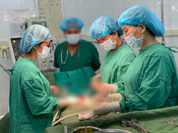 Các bác sĩ Bệnh viện đa khoa tỉnh Tuyên Quang phẫu thuật cho bệnh nhân u xơ tử cung Các bác sĩ Bệnh viện đa khoa tỉnh Tuyên Quang phẫu thuật cho bệnh nhân u xơ tử cung