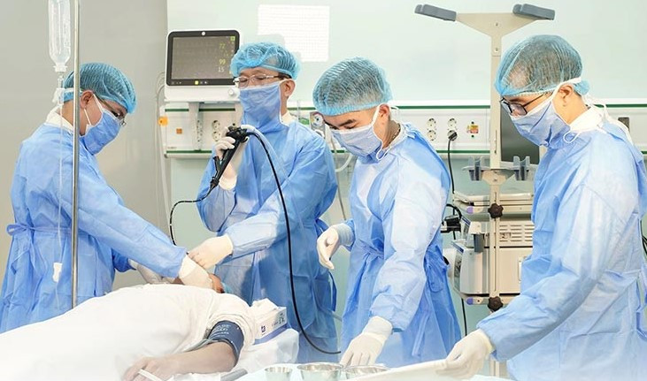 GS.TS.BS Ngô Quý Châu cùng đồng nghiệp thăm khám cho bệnh nhân