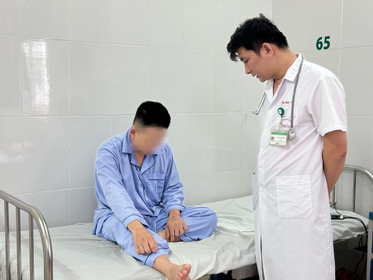 Tư vấn cho bệnh nhân bị nhiễm giun rồng - Ảnh BVCC