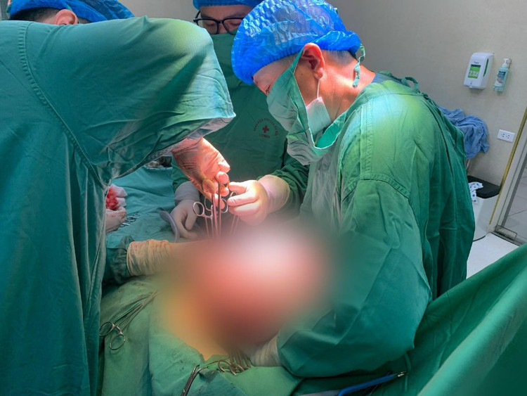 Ca phẫu thuật lấy khối u buồng trứng khổng lồ cho bệnh nhân - Ảnh BVCC Ca phẫu thuật lấy khối u buồng trứng khổng lồ cho bệnh nhân - Ảnh BVCC