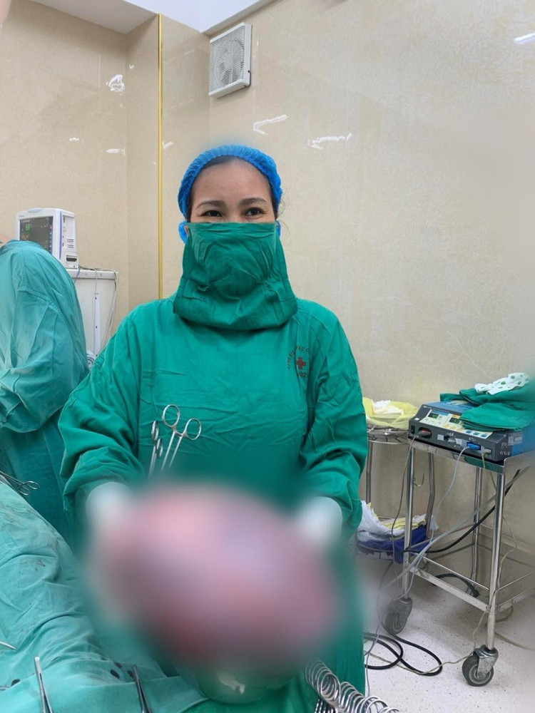 Khổi u buồng trứng khổng lồ được lấy ra - ảnh BVCC Khổi u buồng trứng khổng lồ được lấy ra - ảnh BVCC