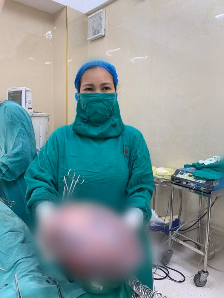 Khổi u buồng trứng khổng lồ được lấy ra - ảnh BVCC