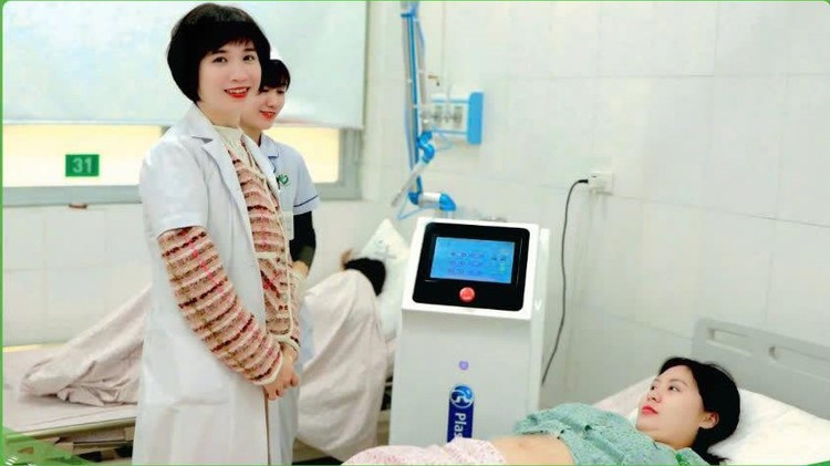 Thăm khám cho sản phụ sau phẫu thuật - Ảnh BVCC