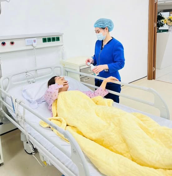 Thăm khám cho bệnh nhân chấn thương hàm mặt - Ảnh BVCC