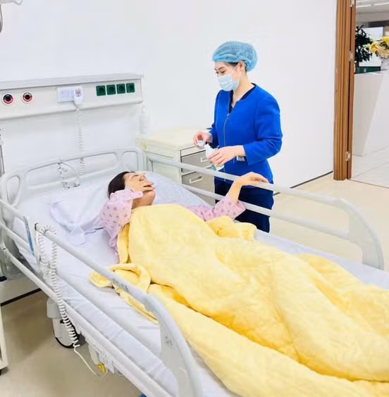 Thăm khám cho bệnh nhân chấn thương hàm mặt - Ảnh BVCC