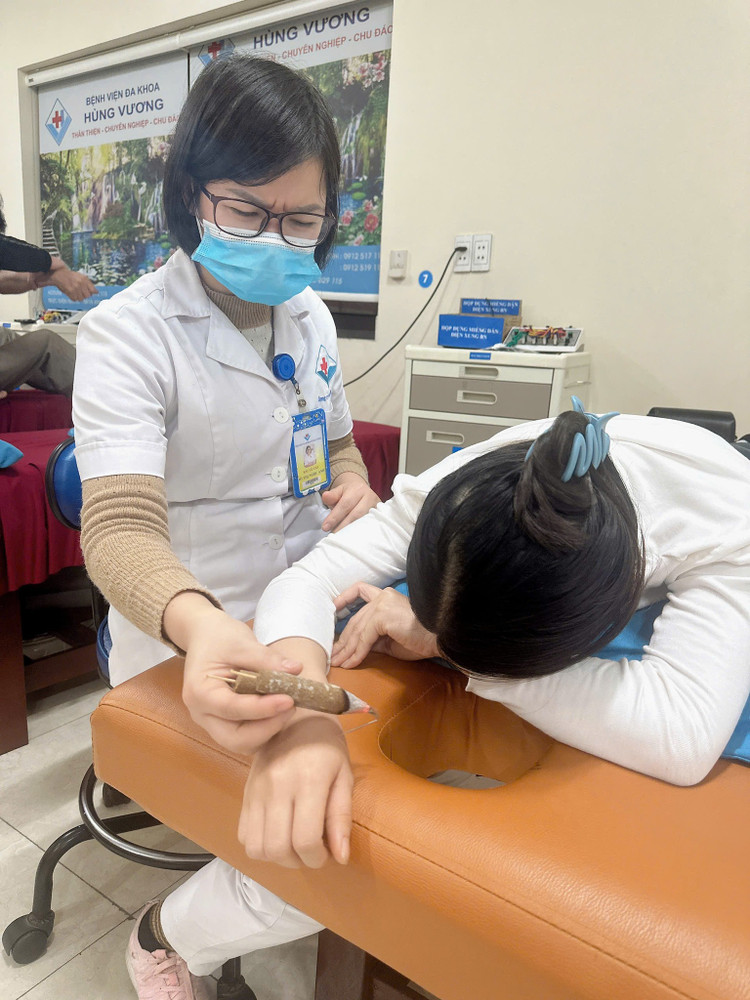 Phương pháp cứu ngải an toàn, dễ làm và nhiều lợi ích dùng sức nóng dịu, thấm sâu vào da làm cho người bệnh có cảm giác thoải mái - Ảnh BVCC